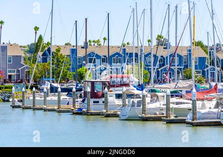 In Benicia Marina in Kalifornien, USA, vertäuten Vergnügungsboote gegen einen Ponton Stockfoto