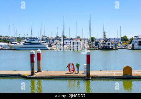 In Benicia Marina in Kalifornien, USA, vertäuten Vergnügungsboote gegen einen Ponton Stockfoto