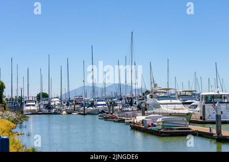 In Benicia Marina in Kalifornien, USA, vertäuten Vergnügungsboote gegen einen Ponton Stockfoto