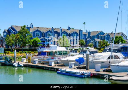 In Benicia Marina in Kalifornien, USA, vertäuten Vergnügungsboote gegen einen Ponton Stockfoto