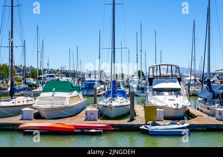 In Benicia Marina in Kalifornien, USA, vertäuten Vergnügungsboote gegen einen Ponton Stockfoto