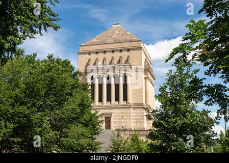 Das Indiana World war Monument im Sonnenlicht an einem heißen Sommertag. Indianapolis, Indiana. Stockfoto