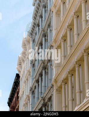 Eine vertikale Aufnahme des Teils der alten historischen Gebäude in SoHo, Manhattan Stockfoto