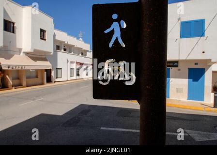 Fußgänger- und Fahrradschild in Sant Francesc, Formentera Stockfoto