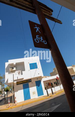 Fußgänger- und Fahrradschild in Sant Francesc, Formentera Stockfoto