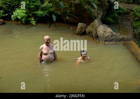 Sao Miguel, Azoren, Portugal. 10. August 2019: Altes Paar in den heißen Gewässern von Caldeira Velha, auf der Insel Sao Miguel, Portugal Stockfoto