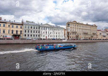 SANKT PETERSBURG, RUSSLAND - 05. SEPTEMBER 2021: Ein Schiff mit Touristen an einem bewölkten Septembertag am Ufer des Fontanka-Flusses. Sankt Petersburg Stockfoto