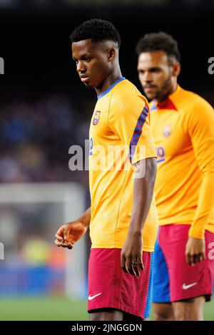 BARCELONA - 10. MAI: Ansu Fati erwärmt sich vor dem Spiel der La Liga zwischen dem FC Barcelona und dem Real Club Celta de Vigo am 10. Mai im Stadion Camp Nou, Stockfoto