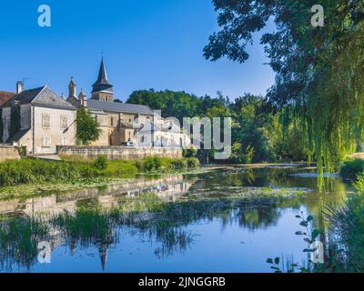 Eglise Notre-Dame du Pont-Chretien-Chabenet am Fluss Bouzanne, Le-Pont-Chretien-Chabenet, Indre (36), Frankreich. Stockfoto