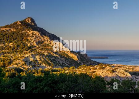 Felsenküste mit Tsambika Strand auf der Insel Rhodos, Griechenland, Europa. Stockfoto