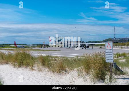 Flugzeuge auf dem kleinen Flughafen auf der Hochseeinsel Dune, Teil von Helgoland, Kreis Pinneberg, Schleswig-Holstein, Norddeutschland Stockfoto