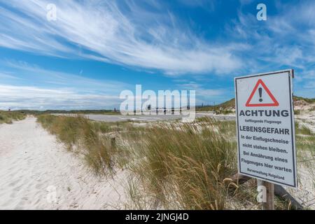 Warnung, denken Sie an ankommende Flugzeuge, Hochseeinsel die Düne, Teil von Helgoland, Kreis Pinneberg, Schleswig-Holstein, Norddeutschland Stockfoto