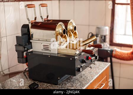 Kaffeemaschine, die in der Fabrik zum Mahlen von Bohnen steht Stockfoto