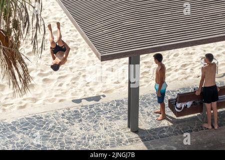 Tel Aviv, Israel. 9. August 2022. Ein Teenager saltomers in Tel Aviv. Tel Aviv, das sich an der Mittelmeerküste befindet, ist Israels kulturelles Zentrum und ein wichtiges Reiseziel, das Touristen aus der ganzen Welt anzieht. (Bild: © Ronen Tivony/SOPA Images via ZUMA Press Wire) Stockfoto