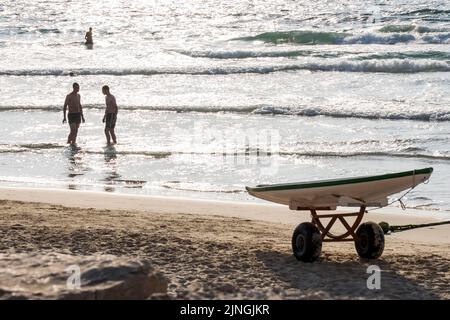 Tel Aviv, Israel. 9. August 2022. Strandgänger genießen den Sommer in Tel Aviv. Tel Aviv, das sich an der Mittelmeerküste befindet, ist Israels kulturelles Zentrum und ein wichtiges Reiseziel, das Touristen aus der ganzen Welt anzieht. (Bild: © Ronen Tivony/SOPA Images via ZUMA Press Wire) Stockfoto