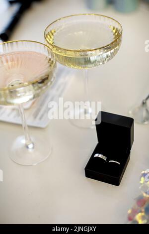 Zwei Eheringe in einer schwarzen Box auf dem Tisch. Stockfoto