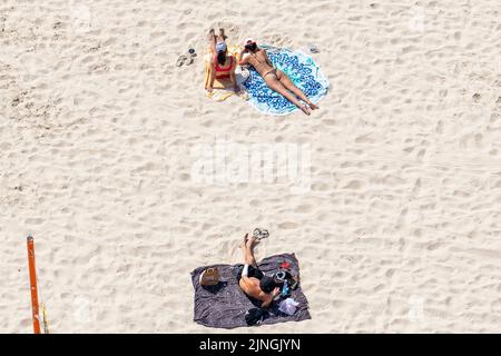 Tel Aviv, Israel. 10. August 2022. Strandgänger genießen den Sommer in Tel Aviv. Tel Aviv, das sich an der Mittelmeerküste befindet, ist Israels kulturelles Zentrum und ein wichtiges Reiseziel, das Touristen aus der ganzen Welt anzieht. (Bild: © Ronen Tivony/SOPA Images via ZUMA Press Wire) Stockfoto