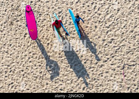 Tel Aviv, Israel. 10. August 2022. Surfer gesehen in Tel Aviv. Tel Aviv, das sich an der Mittelmeerküste befindet, ist Israels kulturelles Zentrum und ein wichtiges Reiseziel, das Touristen aus der ganzen Welt anzieht. (Bild: © Ronen Tivony/SOPA Images via ZUMA Press Wire) Stockfoto