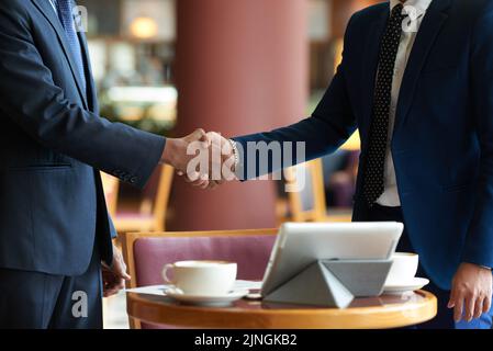 Beschnittenes Bild von Geschäftspartnern, die die Hände schütteln Stockfoto