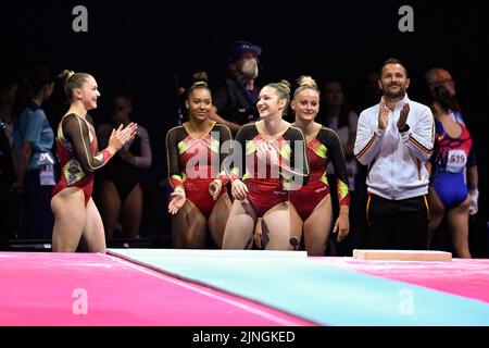 München, Deutschland. 11. August 2022. Die belgische Turnerin Noemie Louon, die belgische Turnerin Maellyse Brassart, die belgische Turnerin Lisa Vaelen, die belgische Turnerin Jutta Verkest und die belgische Turnerin Fien Enghels feiern am Donnerstag, dem 11. August 2022, bei der Europameisterschaft München 2022 in München die Qualifikation für die Kunstturnveranstaltung der Frauen, den Gewölbeapparat. Die zweite Auflage der Europameisterschaften findet vom 11. Bis 22. August statt und umfasst neun Sportarten. BELGA FOTO ERIC LALMAND Kredit: Belga Nachrichtenagentur/Alamy Live News Stockfoto