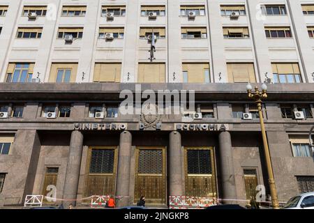 Buenos Aires, Argentinien. 10. August 2022. Die sozialen Organisationen marschierten zur Plaza de Mayo und forderten den Wirtschaftsminister Sergio Massa auf, ihnen beizuwohnen und ihm verschiedene Forderungen zu stellen. Auf der anderen Seite konzentrierte sich das nationale Bildungsministerium auf die Vereinigung der Lehrer im Mittel- und Hochschulbereich (Ademys, in spanischer Abkürzung), die sich dem nationalen Lehrerstreik anschloss und sich an diesem beteiligte, der von der Vereinigung der Bildungsarbeiter der Argentinischen Republik ausgerufen wurde. (CTERA, in spanischer Abkürzung). Dann begleiteten sie den marsch der sozialen Organisationen. (Kreditbild Stockfoto