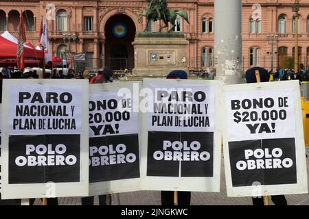 Buenos Aires, Argentinien. 10. August 2022. Die sozialen Organisationen marschierten zur Plaza de Mayo und forderten den Wirtschaftsminister Sergio Massa auf, ihnen beizuwohnen und ihm verschiedene Forderungen zu stellen. Auf der anderen Seite konzentrierte sich das nationale Bildungsministerium auf die Vereinigung der Lehrer im Mittel- und Hochschulbereich (Ademys, in spanischer Abkürzung), die sich dem nationalen Lehrerstreik anschloss und sich an diesem beteiligte, der von der Vereinigung der Bildungsarbeiter der Argentinischen Republik ausgerufen wurde. (CTERA, in spanischer Abkürzung). Dann begleiteten sie den marsch der sozialen Organisationen. (Kreditbild Stockfoto