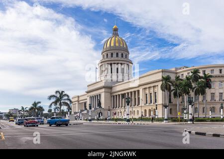 HAVANNA, KUBA - 11. JANUAR 2021 : Straßenszene mit klassischen Cabrios und dem berühmten Kapitol von Havanna Stockfoto