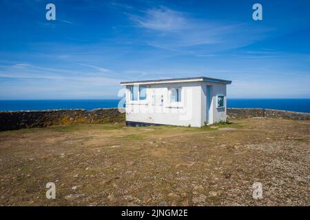 06.08.2022 Aberdaron, Llyn Peninsula, Gwynedd, North Wales, UK. mynydd mawr Küstenschutzhütte Stockfoto