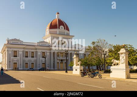 CIENFUEGOS, KUBA - 10. JANUAR 2021: Palacio de Gobierno ein historisches Gebäude im neoklassizistischen Kolonialstil in Cienfuegos, Kuba. Stockfoto