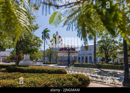 CIENFUEGOS, KUBA - 10. JANUAR 2021: Palacio de Gobierno ein historisches Gebäude im neoklassizistischen Kolonialstil in Cienfuegos, Kuba. Stockfoto