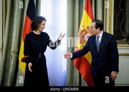 Madrid, Spanien. 15.. Februar 2022. Die Bundesaußenministerin Annalena Baerbock (L) trifft im Rahmen ihrer Reise nach Madrid am 15. Februar 2022 den Minister für auswärtige Angelegenheiten, Europäische Union und Entwicklungszusammenarbeit, José Manuel Albares Xeno (R). Kredit: dpa/Alamy Live Nachrichten Stockfoto