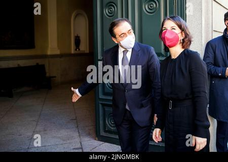 Madrid, Spanien. 15.. Februar 2022. Die Bundesaußenministerin Annalena Baerbock (R) trifft im Rahmen ihrer Reise nach Madrid am 15. Februar 2022 den Minister für auswärtige Angelegenheiten, Europäische Union und Entwicklungszusammenarbeit, José Manuel Albares Xeno (L). Kredit: dpa/Alamy Live Nachrichten Stockfoto