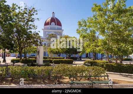 Cienguegos, KUBA - JANUAR 10 2021: Zentraler Park von Cienfuegos Jose Marti mit Palmen und historischen Gebäuden, Provinz Cienfuegos, Kuba Stockfoto