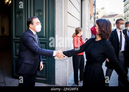 Madrid, Spanien. 15.. Februar 2022. Die Bundesaußenministerin Annalena Baerbock (R) trifft im Rahmen ihrer Reise nach Madrid am 15. Februar 2022 den Minister für auswärtige Angelegenheiten, Europäische Union und Entwicklungszusammenarbeit, José Manuel Albares Xeno (L). Kredit: dpa/Alamy Live Nachrichten Stockfoto