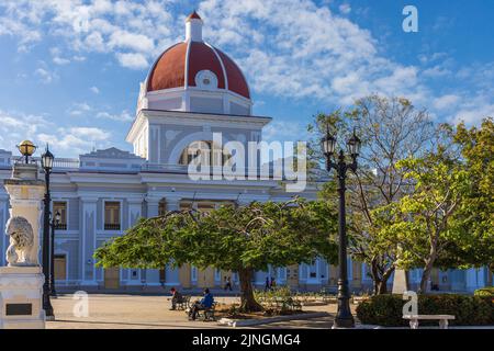 CIENFUEGOS, KUBA - 10. JANUAR 2021: Palacio de Gobierno ein historisches Gebäude im neoklassizistischen Kolonialstil in Cienfuegos, Kuba. Stockfoto