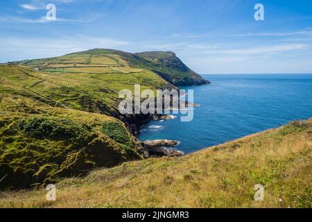 Der Wales Coast Path in der Nähe von Aberdaron auf der Llyn Peninmsula ist ein ausgewiesener Fernwanderweg, der der Küste von W folgt oder in der Nähe verläuft Stockfoto