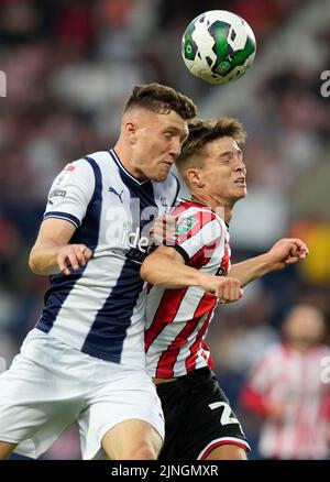 West Bromwich, England, 11.. August 2022. Dara O'Shea von West Bromwich Albion wurde von James McAtee von Sheffield Utd während des Carabao Cup-Spiels bei den Hawthorns, West Bromwich, herausgefordert. Bildnachweis sollte lauten: Andrew Yates / Sportimage Stockfoto