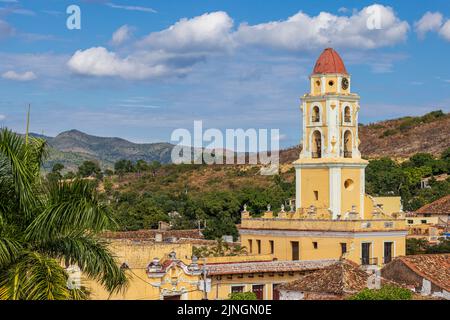 Luftaufnahme der Skyline von Trinidad, einschließlich des Klosters von Saint Assisi, das derzeit als Museum des Kampfes gegen Bandits genutzt wird Stockfoto