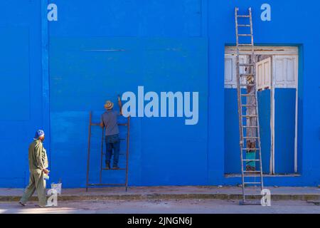 TRINIDAD, KUBA - 7. JANUAR: Kubaner malen am 7. Januar 2021 in Trinidad eine blaue Mauer. Stockfoto