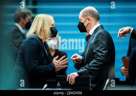 Berlin, Deutschland. 16.. Februar 2022. (LR) Nancy Faeser (SPD), Bundesministerin für Inneres und Heimat, und Olaf Scholz (SPD), Bundeskanzler, aufgenommen während der wöchentlichen Kabinettssitzung am 16. Februar 2022 in Berlin. Kredit: dpa/Alamy Live Nachrichten Stockfoto