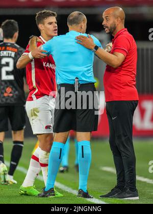 ALKMAAR - (lr) Milos Kerkez von AZ Alkmaar, Schiedsrichter Antonio Miguel Mateu Lagos, AZ Alkmaar-Trainer Pascal Jansen während des Spiels der dritten Qualifikationsrunde der UEFA Conference League zwischen AZ Alkmaar und dem FC Dundee United am 11. August 2022 im AFAS-Stadion in Alkmaar, Niederlande. ANP ED DER POL Stockfoto