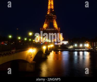 Paris, Frankreich - Juli, 13: Eiffelturm hell erleuchtet in der Abenddämmerung in Paris. Am 13. Juli 2022 ist es das meistbesuchte Denkmal Frankreichs Stockfoto