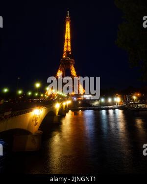 Paris, Frankreich - Juli, 13: Eiffelturm hell erleuchtet in der Abenddämmerung in Paris. Am 13. Juli 2022 ist es das meistbesuchte Denkmal Frankreichs Stockfoto