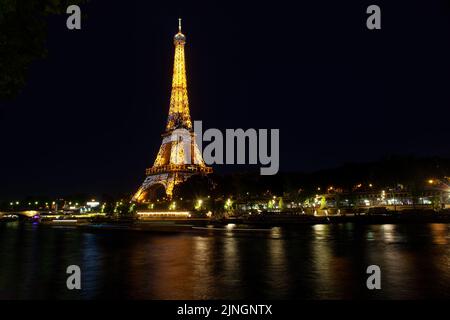 Paris, Frankreich - Juli, 13: Eiffelturm hell erleuchtet in der Abenddämmerung in Paris. Am 13. Juli 2022 ist es das meistbesuchte Denkmal Frankreichs Stockfoto