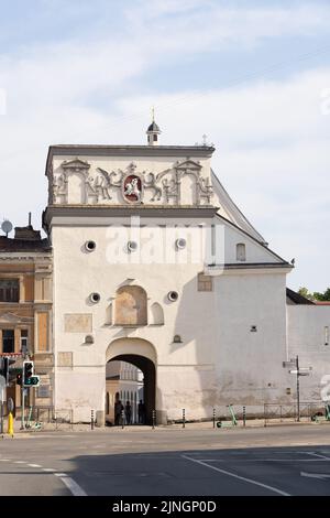 17.. Jahrhundert Tor der Morgenröte Vilnius Litauen. Menschen, die durch das einzige Tor links von der Mauer in die Altstadt von Vilnius eintreten: Vilnius Litauen Europa Stockfoto