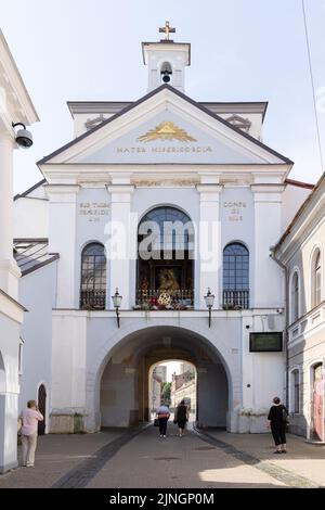 Das Tor der Morgenröte Vilnius Litauen und die Kapelle des Tores der Morgenröte mit der Schwarzen Madonna, unserer Lieben Frau vom Tor der Morgenröte, Einer religiösen Ikone Stockfoto