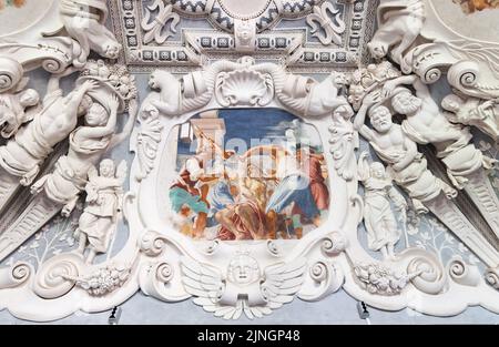 Kloster und Kirche Pazaisnis, Kaunas Litauen. Bemalte Decke und Marmorskulptur, (Detail); Pazisnis Kaunas Litauen Stockfoto