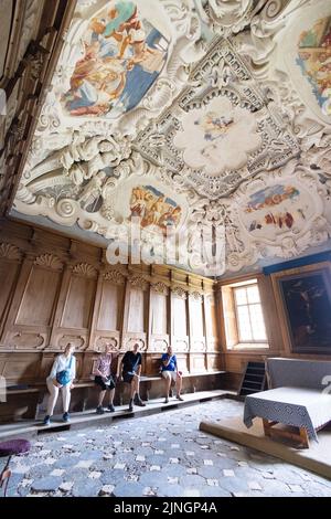 Litauen Tourist; eine Gruppe von Touristen, die die bemalten Decken, das Innere des Pazisnis Klosters, Kaunas, Litauen Europa Stockfoto