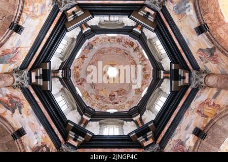 Kloster und Kirche Pazaisnis, Litauen. Barocke Architektur aus dem 17.. Jahrhundert, gemalte Deckenkuppel und Marmorskulptur; Pazisnis Kaunas Litauen Stockfoto