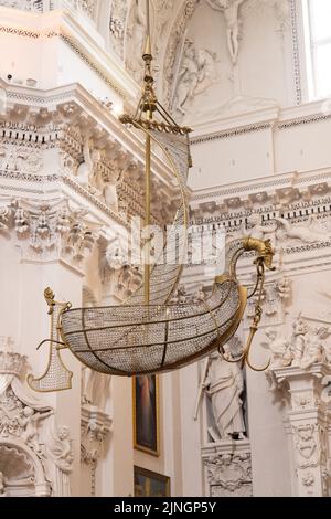 Vilnius Kirche; die römisch-katholische Kirche St. Peter und St. Paul, innen, der schiffförmige Kronleuchter, Vilnius, Litauen Europa Stockfoto